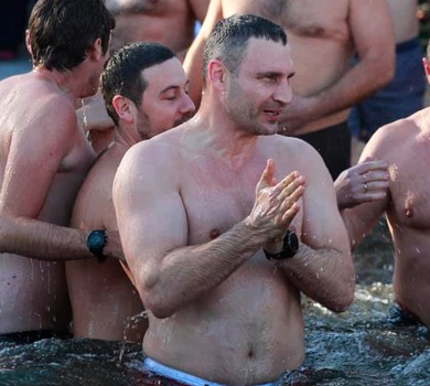 Парад кольорових трусів: як Ляшко, Кличко та Кива в ополонках купалися