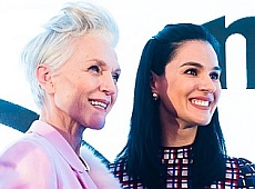 Мама Ілона Маска в рожевому хутрі виступила перед столичними модницями 