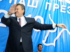 Янукович на своєму ювілеї пішов у пляс з жінками. ВІДЕО прихованої камери