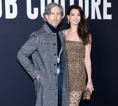 Хижачка з ніг до голови: Енн Хетевей у леопардовому міні пригорнулася до сивобородого чоловіка