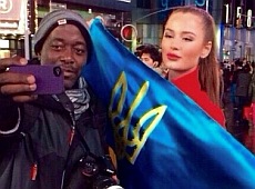 Міс Україна Всесвіт повезла до Америки прапор та книгу про Майдан. ФОТО