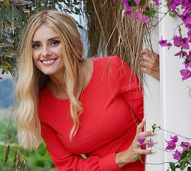 Як Федишин на курорті в купальнику плигала та козлів годувала