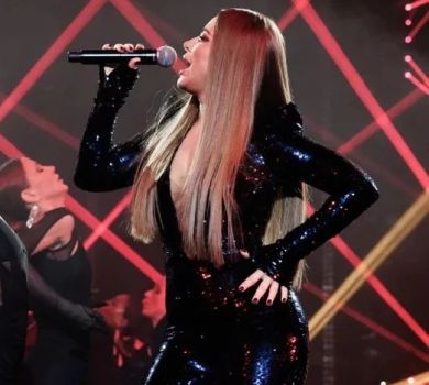 Екс Лорак пояснив, чому залишається в Україні, а вона у блискучому комбінезоні заспівала у Москві