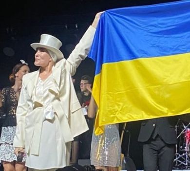 Маємо бути разом проти війни: Лайма Вайкуле на концерті у Литві підняла український прапор. ВІДЕО