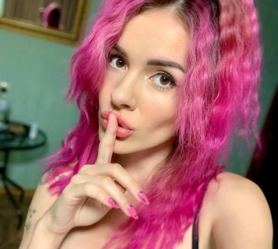 Гаряча мамка: MamaRika показалася топлес у самих трусиках