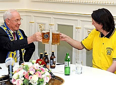 Як Азаров на роботі пивком балувався