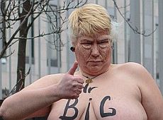 Ядерні фалоси: як гола Femen біля посольства США кнопку Трампа шукала