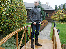 Яценюк розповів про сусідство з Януковичем і показав будинок