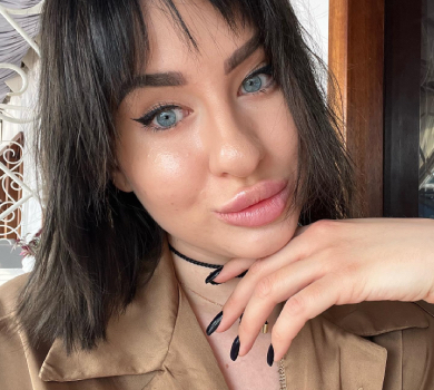 Донька Крук у корсетному топі похвалилася дипломом бакалавра