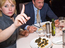 Байки політиків: Азаров смакує пельмені, а Клюєв - ковбасу