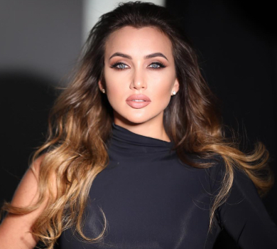 Різатдінова у монокіні зі шворками та на підборах млосно полежала коло басейну. ФОТО 