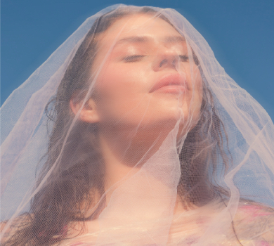 Солістка KAZKA Заріцька у вельоні присвятила пісню своєму бойфренду