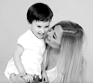 Матвієнко зняла 3-річну доню та меншого сина Білик у кліпі про сміх. ВІДЕО