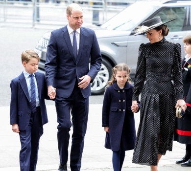 Принц Вільям і Міддлтон зі старшими дітьми приєдналися до Єлизавети ІІ під час меморіальної служби. ФОТО 