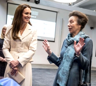 Міддлтон у кремовому total look здійснила перший офіційний вихід із принцесою Анною. ФОТО