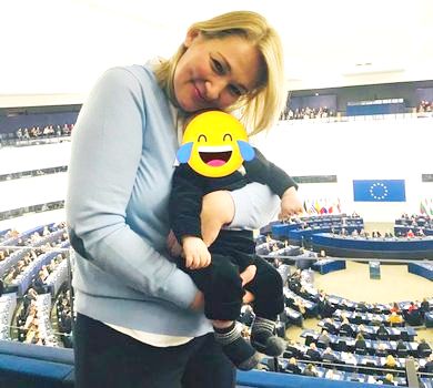 Бебі бос у Європарламенті: депутатка Іонова взяла з собою на роботу 2-місячного сина. ВІДЕО