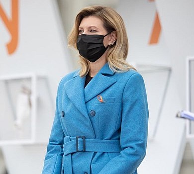 Перша леді у лазуровому пальті та чоботах відкрила виставку про домашнє насильство