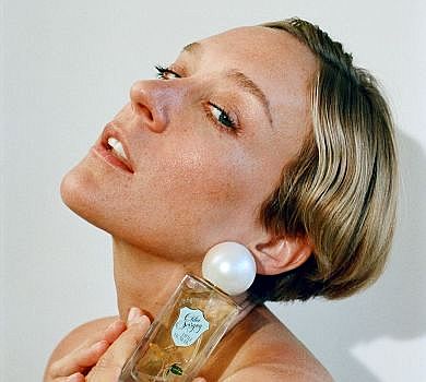 До пологів лічені дні: 45-річна Хлоя Севіньї у сорочці та трусиках показала вагітний живіт у глянці