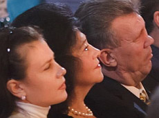 Ківалов покатався з красунями і знову ходить на милицях