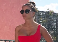 Рятівниця Малібу: Лорак випнула груди у червоному купальнику. ФОТО