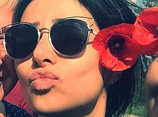 Огнєвіч в окулярах, як у Джолі, всілася за кермо маршрутки. ФОТО