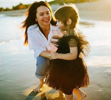 Босонога і в пишній сукенці: Подкопаєва замилувала ФОТО 2-річної доні