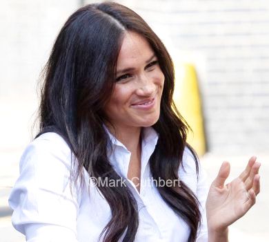 Модний вихід із декрету: чорно-біла Маркл представила капсульну колекцію одягу