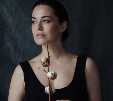 Астаф'єва в обтислій сукні побажала бавовни ворожим містам. ФОТО