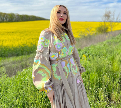 Нація непохитної віри: Нікітюк та Сумська у вишиванках, вільна Цибульська і Каменських на тлі Києва привітали із Днем Конституції