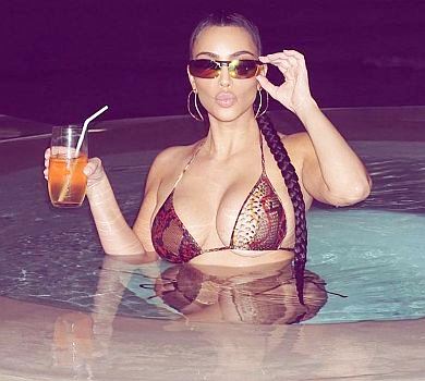 Кардашян намочила апетитні форми в нічному басейні. ФОТО 