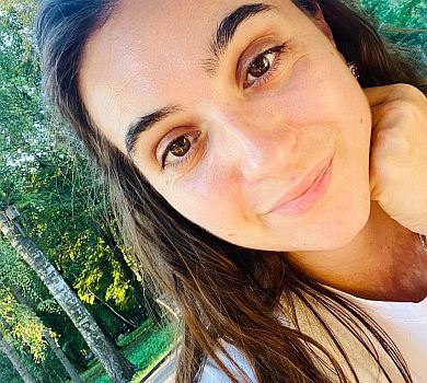 Замаскована Мендель запиляла селфі на тлі свого шефа та Бориса Джонсона