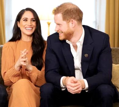 Меган Маркл засвітилася в асиметричній сукні, а принц Гаррі реготав, задерши ноги