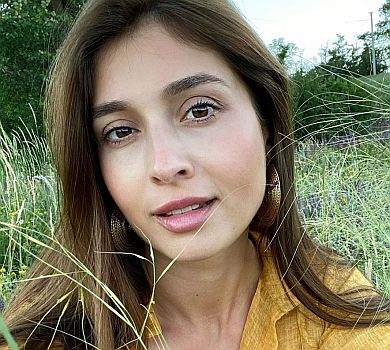 Ярославська у блискучій сукні попозувала на Херсонщині для тревел-глянцю