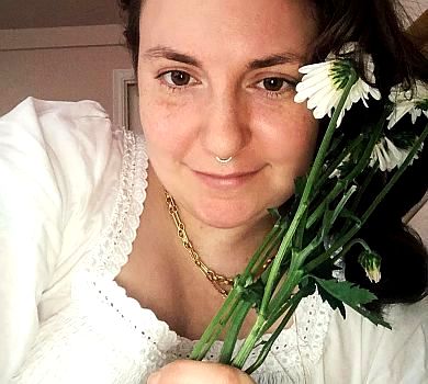 Наче королева Англії: Ліна Данем на честь 34-річчя засвітила форми коло басейну