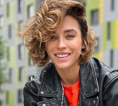 Вагітна Астровська у розкішній сукні здивувала розтяжкою. ВІДЕО