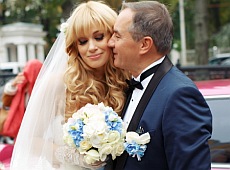 Вінчання мера Терещенка: рожевий лімузин, патріотичний букет та сукня заради бабусі