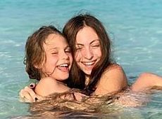 Дочка Полякової показалася в купальнику та з сестричкою в океані. ФОТО 