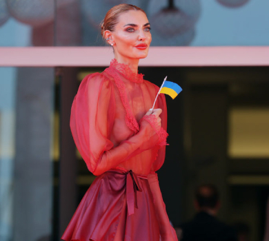 Байкова на кінофесті вигуляла прозору сукню українського бренду і пояснила, чому обрала червоний