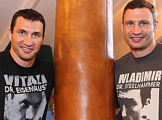 Мер Кличко привітав брата-іменинника старим фото