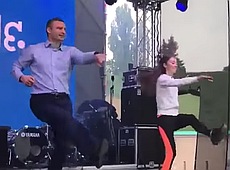 Вдячний волонтерам Кличко помахав ногами під Брітні Спірз. ВІДЕО