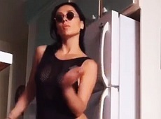 Діджейка Нана в Каліфорнії влаштувала сексі-танці з холодильником. ВІДЕО