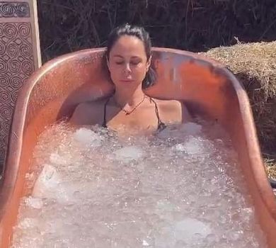 Ексдружина Кличка показала, як шукала комфорт у ванні з льоду. ФОТО