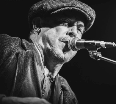 Света на свете чуть больше, чем тьмы: Макаревич заспівав у прямому ефірі на українському ТБ