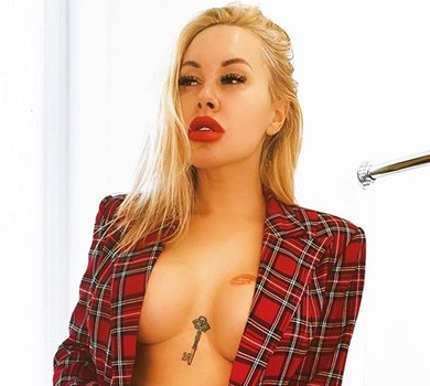 Морозюк у купальнику та гольфах потрусила сідницями на камеру. ВІДЕО 