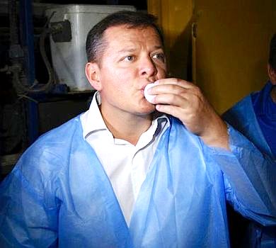 Не шаурмою єдиною: Ляшко в Instagram припав губами до корисного яєчка