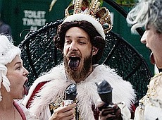 Секс-шоп, метро і Гідропарк: Бумбокс вигуляли короля Києвом. ВІДЕО