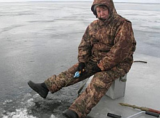 Вітренко длубалася на кризі й ловила рибу з собакою