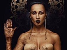 Діджейка Нана у кокошнику та зі стразами на губах заспівала про вібрації. ВІДЕО