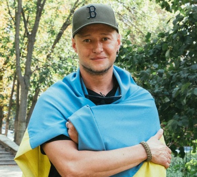 До сліз: Хливнюк у Празі чуттєво заспівав на підтримку України