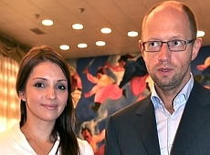 Тимошенко цілувала Яценюка на дитячому фестивалі 